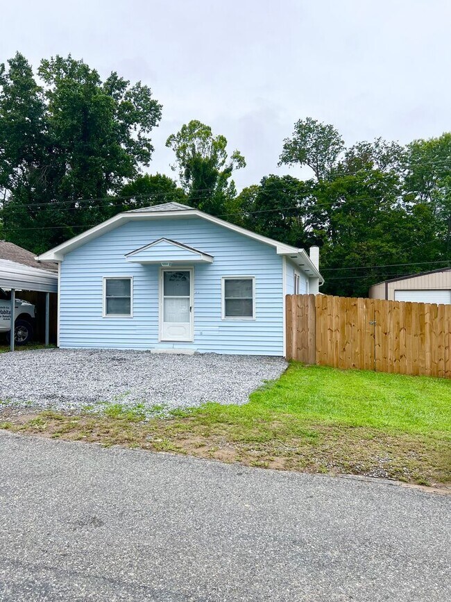 Primary Photo - 3 Bedroom 2 Bath house Great Swannanoa Loc...