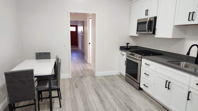 Building Photo - College Ave Apartment for Rent