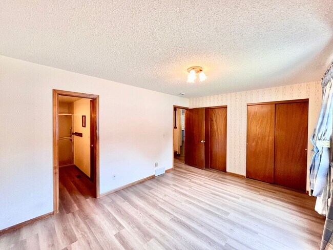 Building Photo - Spacious 4 bed/ 3 bath Two Story Home with Finished Basement - Lawn and Garden Care Included, New...