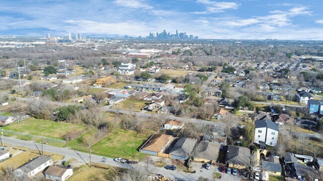 Building Photo - NICE 2 BEDROOM 1 BATH WITH 1600 SF