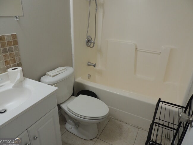 Building Photo - 450 MacLand Dr