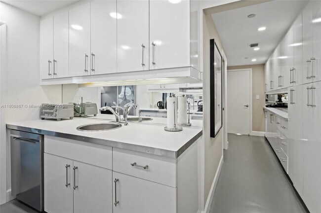 Building Photo - 10205 Collins Ave
