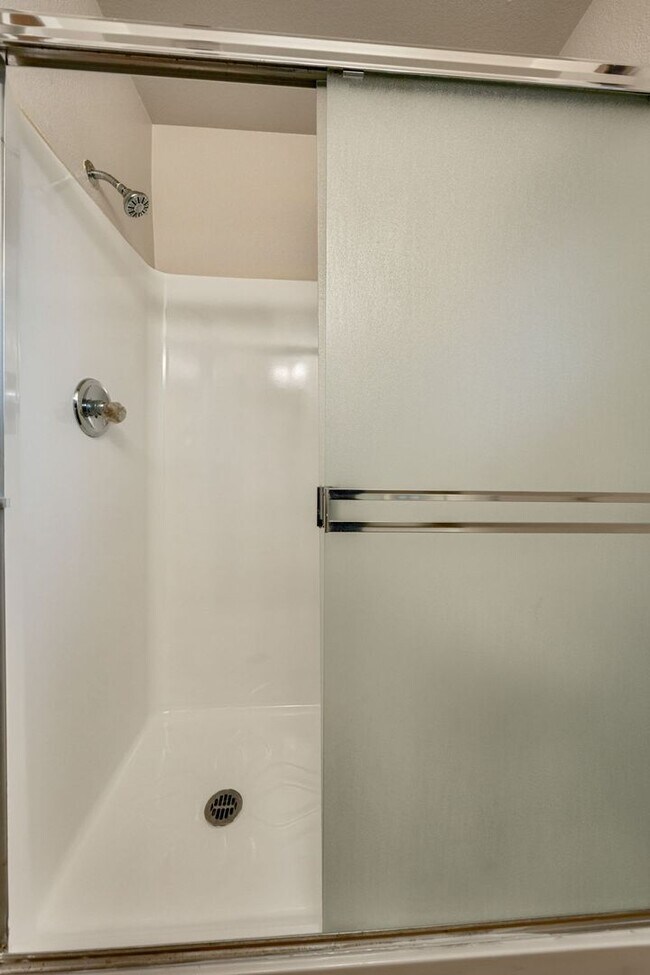 Building Photo - Updated 2 Bed, 2 Bath Duplex with Private Fenced Yard in Rescue!