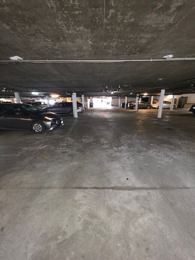 Building Photo - 1351 N Orange Dr