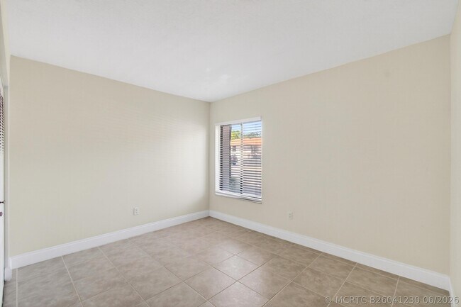 Building Photo - 351 Club Cir