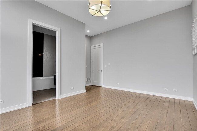 Building Photo - 1821 W Armitage Ave