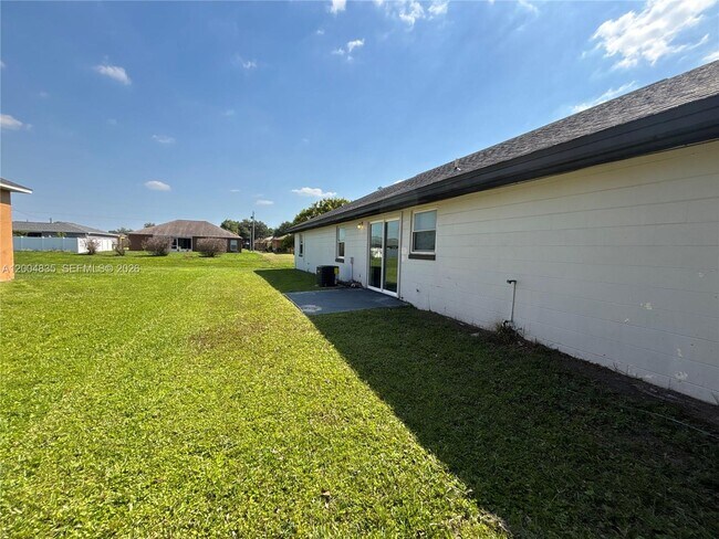 Building Photo - 504 Blackbird Ln
