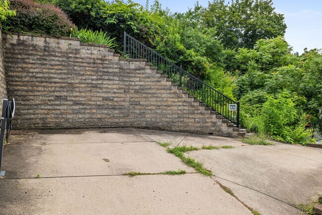 Building Photo - *Beautifully Updated & Spacious 4BD/2.5BA Single Family Home Available in South Side Slopes*