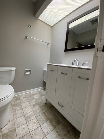 Building Photo - 3108 Roberts Dr