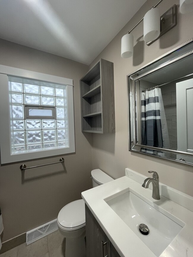 Building Photo - 8511 S Parkside Ave