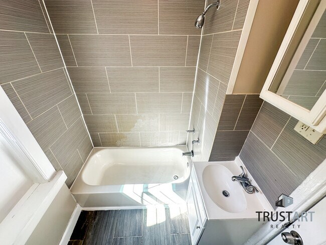 Building Photo - 3 Bedroom townhome in Mantua, Philadelphia!