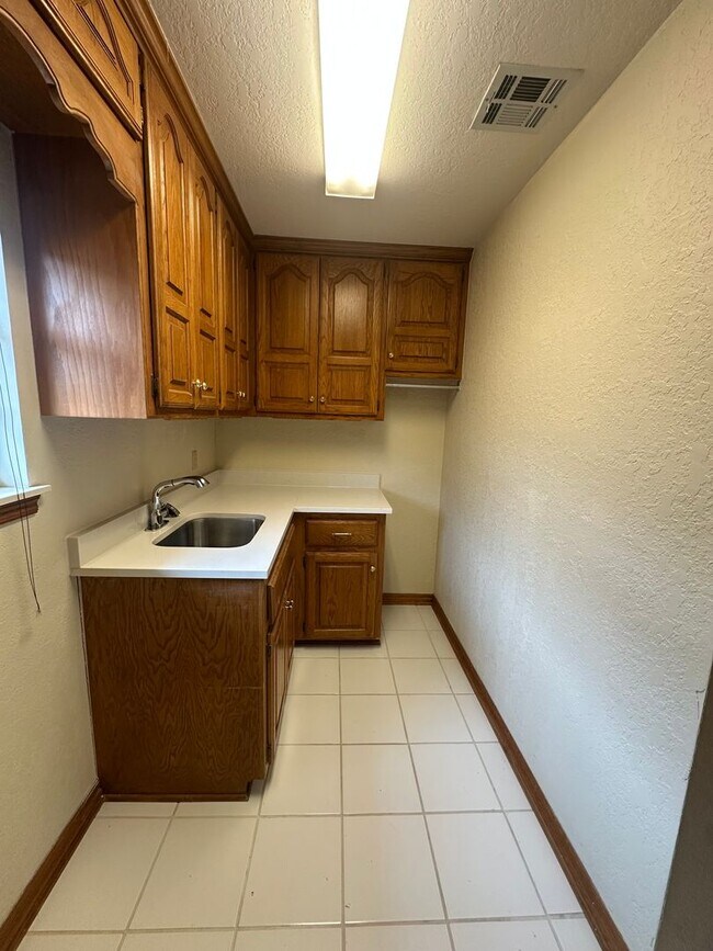 Building Photo - 4 Bed, 2.5 Bath Brick home with 2 car garage