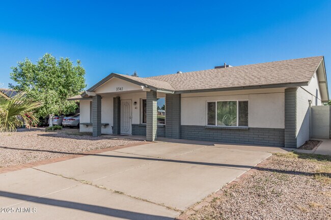 Building Photo - 3741 W Poinsettia Dr