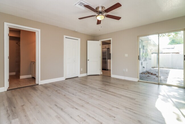 Building Photo - 6733 Pomander Ave