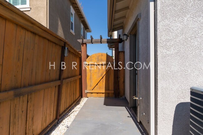 Building Photo - 312 E Liverno Ave