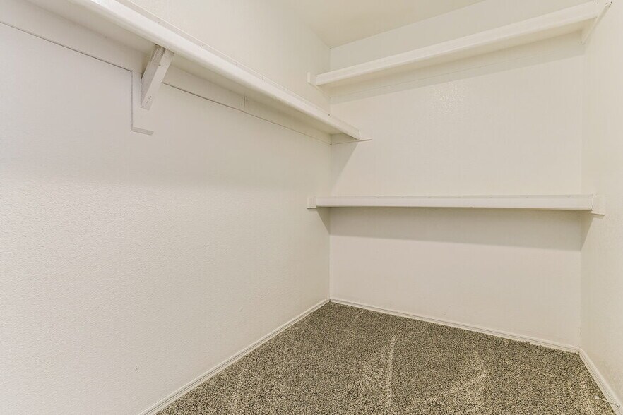 Building Photo - 624 S 75th St