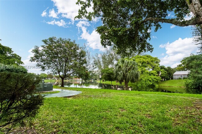 Building Photo - 3670 Inverrary Dr