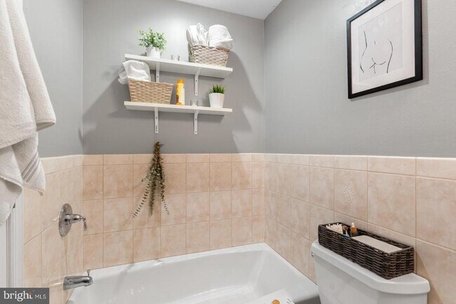 Building Photo - 714 Medina St