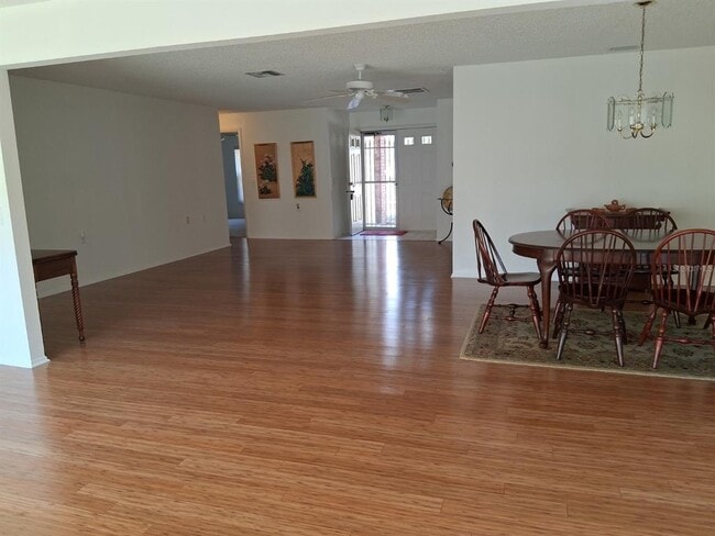 Building Photo - 9142 Cotswald Way