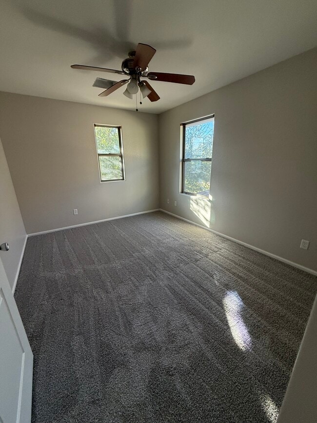 Building Photo - 942 S Deerfield Ln