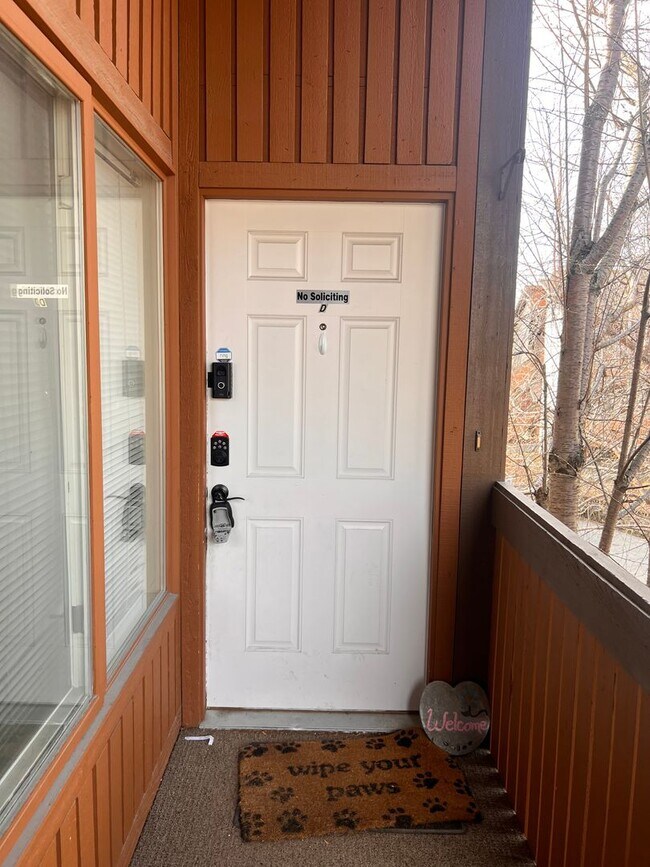 Building Photo - Top floor Condo in desirable area