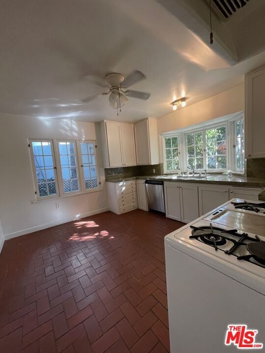 Building Photo - 3116 Lake Hollywood Dr