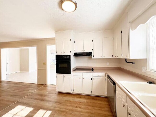 Building Photo - 102 Woodcliff Ct