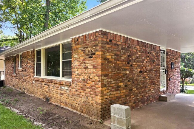 Building Photo - 2798 Dearwood Dr SW