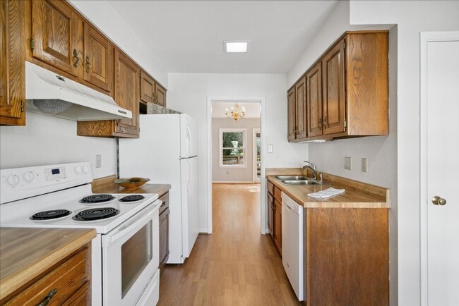 Building Photo - Bright 2 Bedroom Townhome in Williamsburg VA with Finished Lower Level & Private Balcony