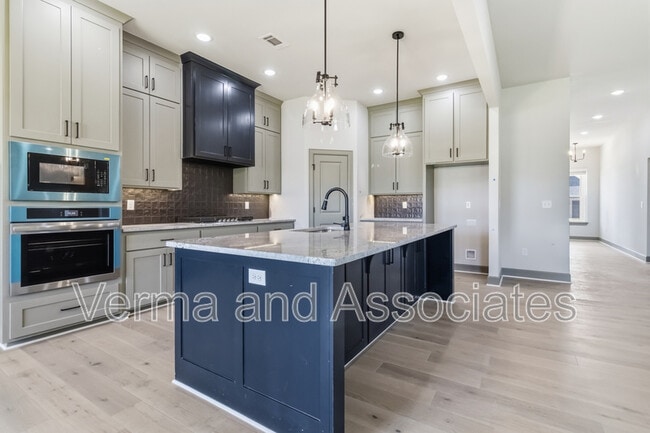 Building Photo - 980 Trestle Ln