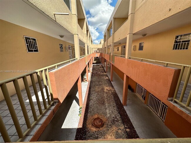 Building Photo - 5 Olive Dr
