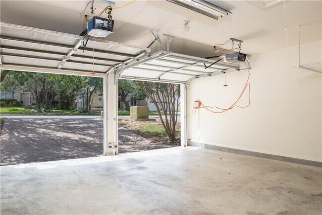 Building Photo - 7764 Yaupon Dr