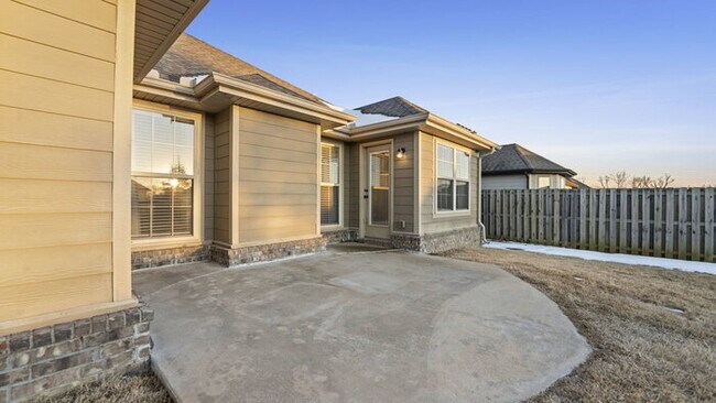 Building Photo - 3960 Deerhurst St