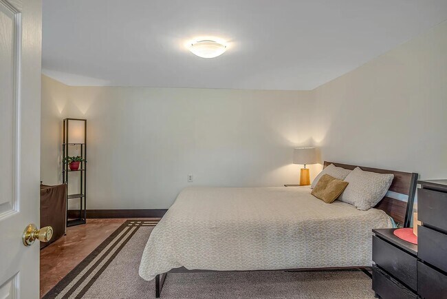 Building Photo - 3245 Kings Ln