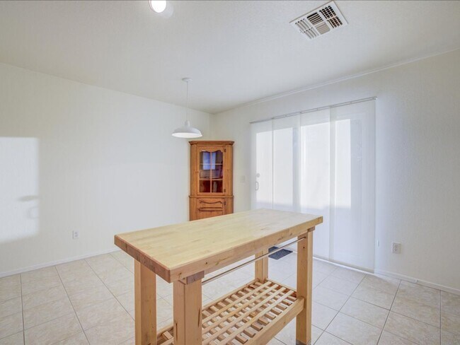 Building Photo - 3 Bedroom 2 Bathroom