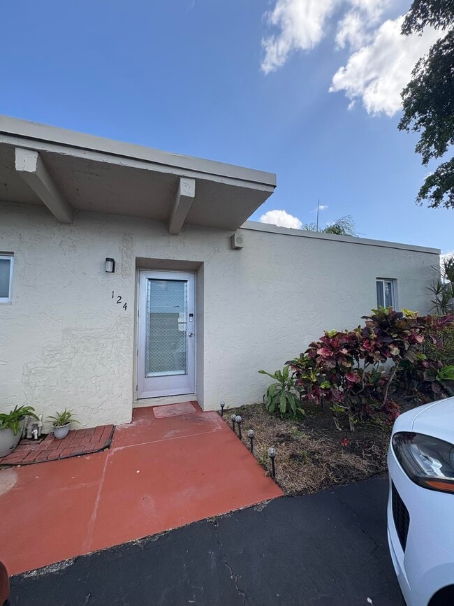 Building Photo - 2534 Boundbrook Dr S