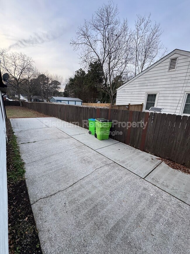 Building Photo - 1886 Benson Ave SE