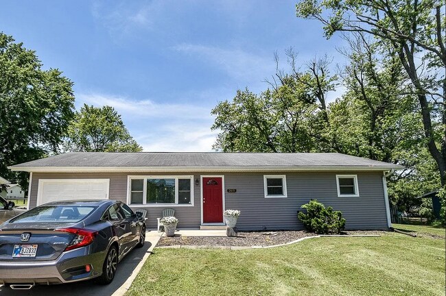 Front of house 1 car garage - 2611 N Kinser Pike