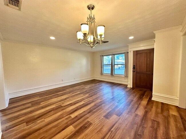 Building Photo - 5719 Fairview Dr