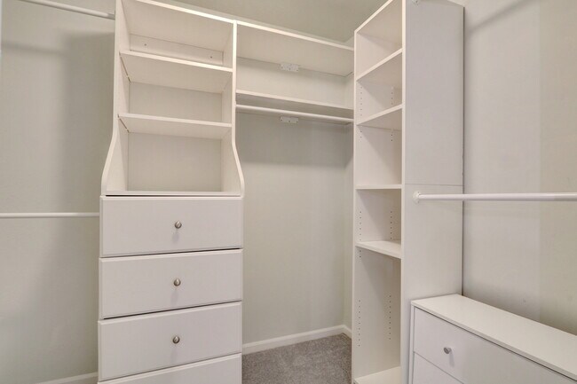 Building Photo - 1000 Cumberland Ln