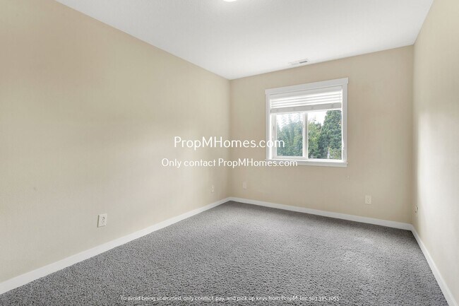 Building Photo - Spacious Three-Bedroom Condo Awaits in Des...