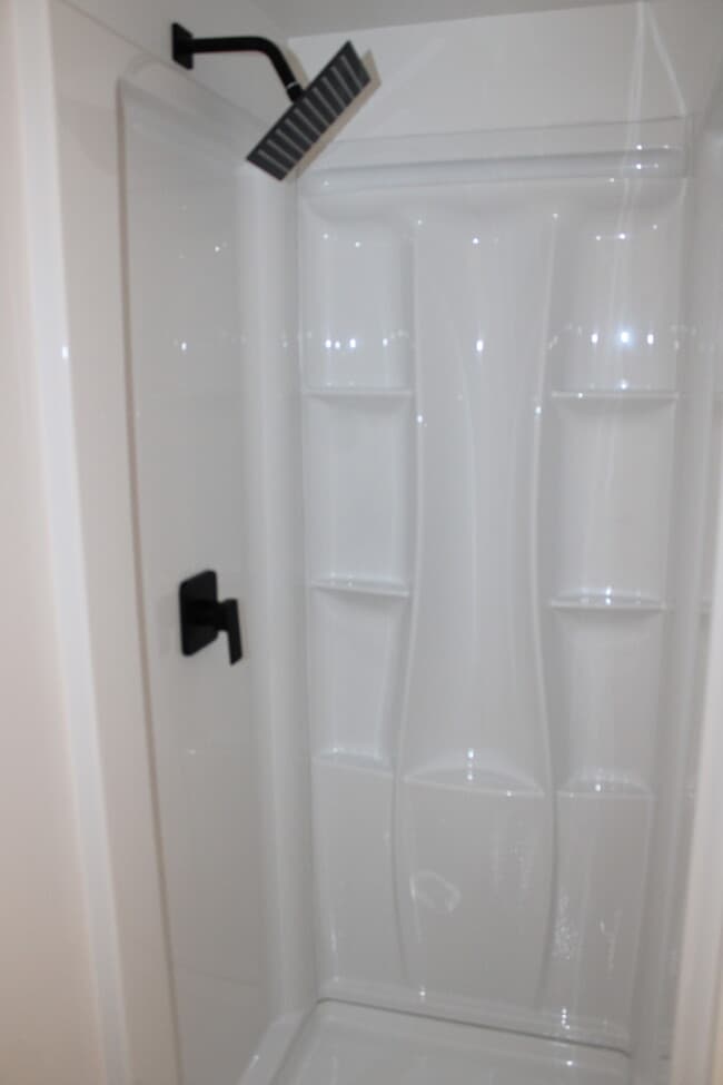 Building Photo - Spacious 4 bedroom and 2 bath with a very ...