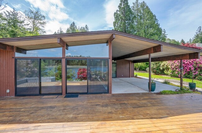 Building Photo - 3-Bed Waterfront Home in Vaughn