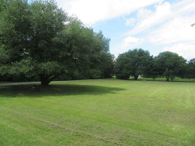 Building Photo - Beautiful Home with a Country Setting