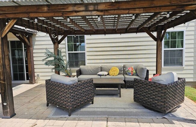 Building Photo - 3700 SF 4/4 Available Now!