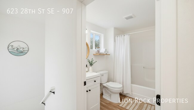 Building Photo - 623 28th St SE