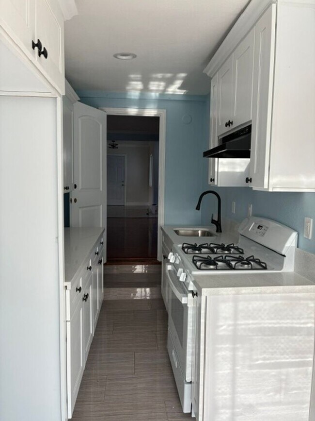 Building Photo - 5 Bedroom 4 Bath House in Garden Grove