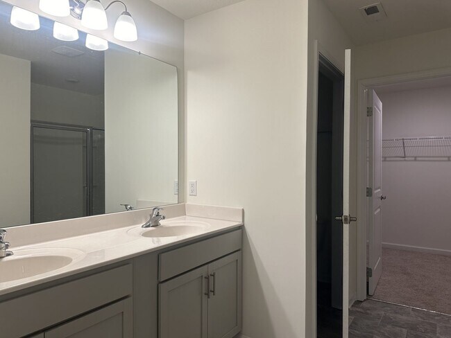 Building Photo - OPEN HOUSE Wed. 4/22 from 5pm to 7pm!  Come tour this spacious 3Bed/2.5Bath home in Maryville Cit...