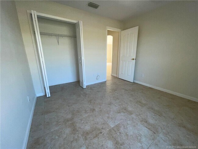 Building Photo - 456 SW Prado Ave