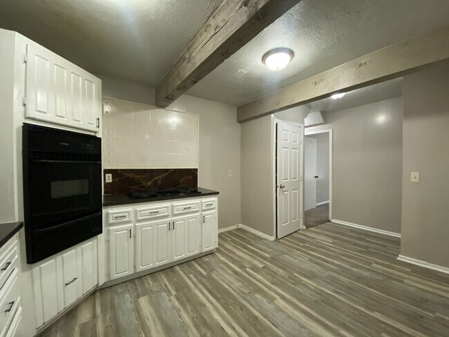 Building Photo - Huge 4 Bedroom in West Tulsa